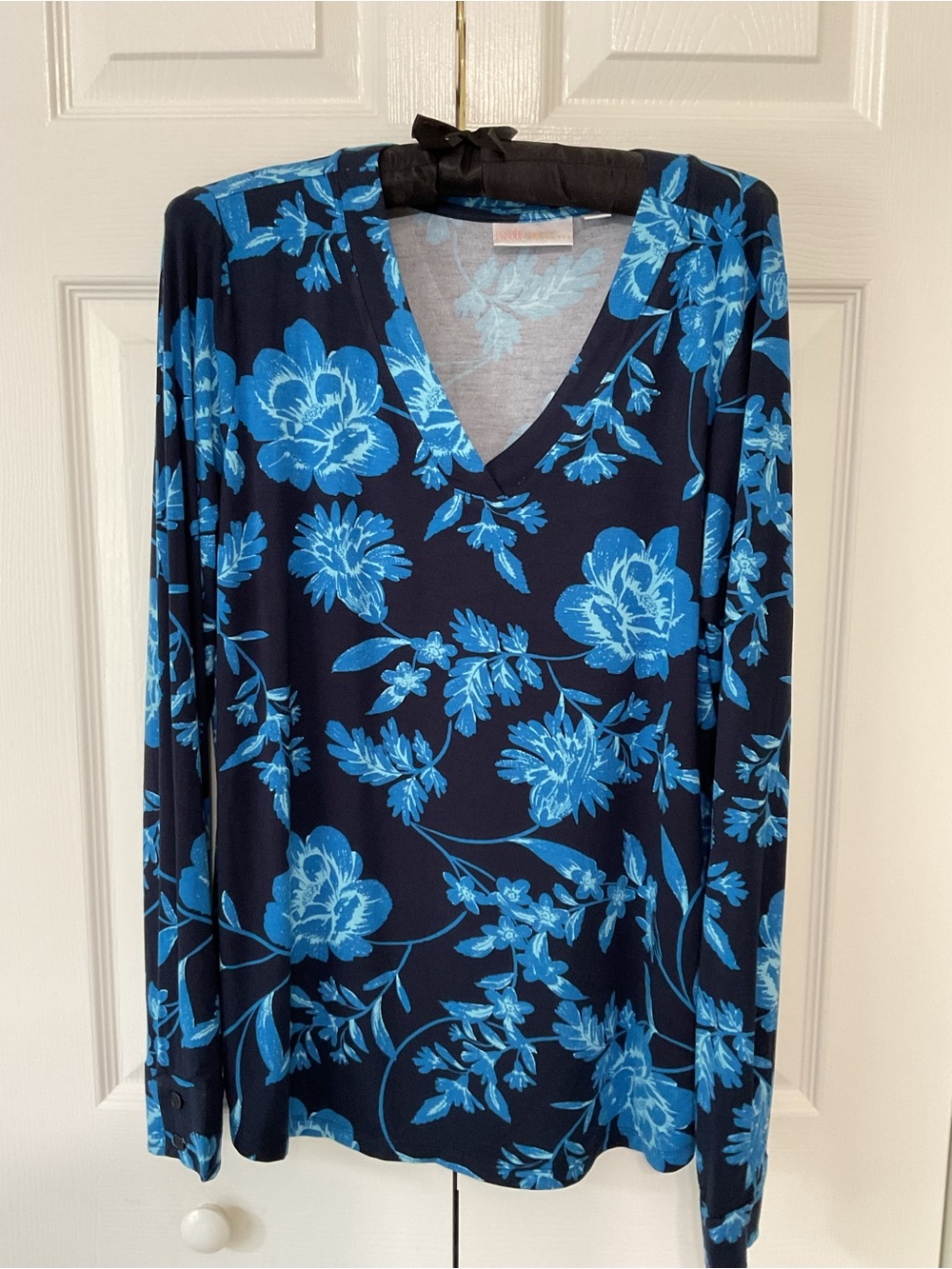 Kim Gravel.Blue Floral V-Neck Long Sleeve Top